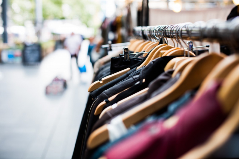 magasin-LES MAYONS-min_blur_close_up_focus_hanger_jacket_market_people_rack-1176303