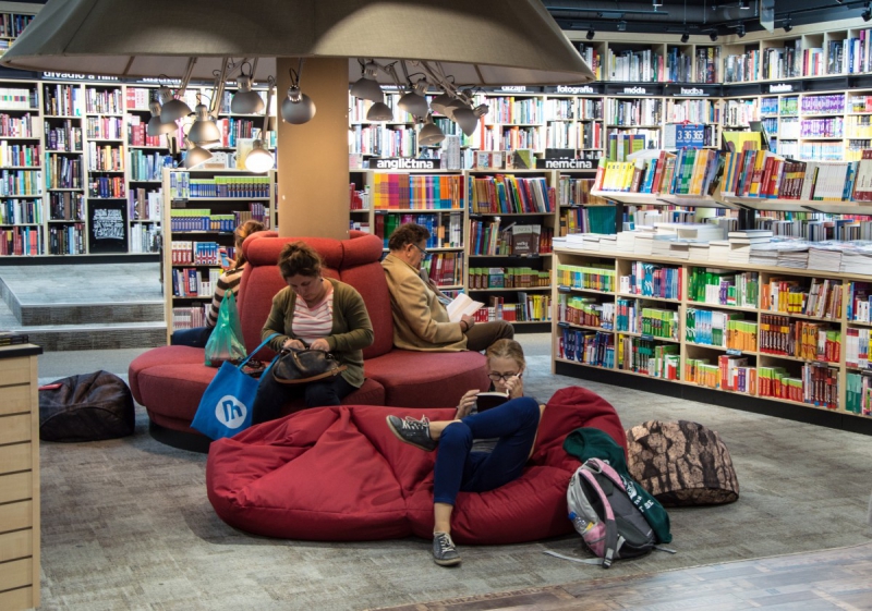magasin-LES MAYONS-min_books_bookstore_book_reader_readers_reading_shop_sale_books-849006